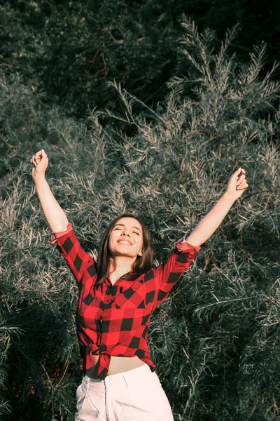 Joven agricultora con los brazos cruzados en el campo — Foto de Stock