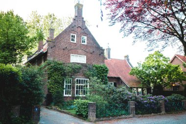 Hollanda 'da önünde bahçe olan güzel, müstakil, eski bir tuğla ev. Hollanda emlak evi.