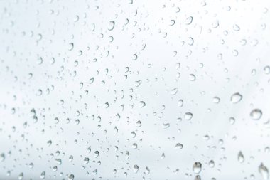 Yağmurlu hava tahmini. Şiddetli yağmur ve fırtınadan hemen önce penceredeki yağmur damlalarını kapat.