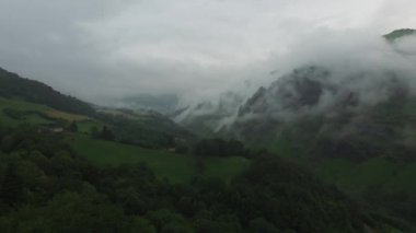 Irati orman, Fransa dağların üzerinden panoramik. 4 bin dağlar ve Pyrenees Irati dağ aralığının bulutlar deniz üzerinde drone uçuş.