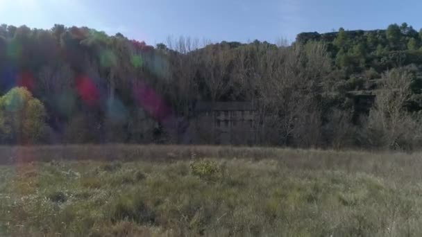 Casa Arruinada Abandonada Meio Uma Floresta Outono Com Árvores Nuas Videoclipe