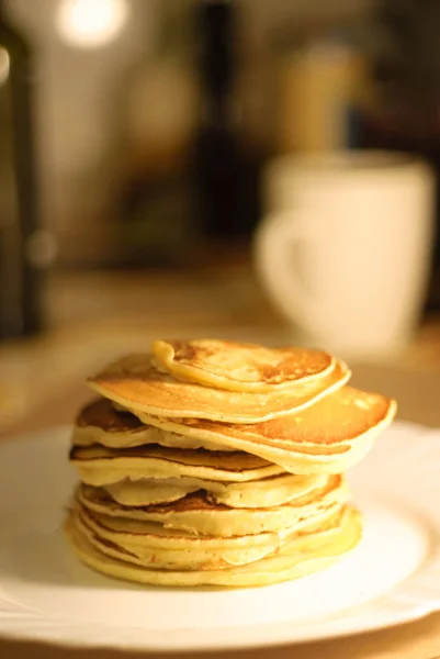 Crêpes savoureuses sur plaque blanche, fond de cuisine — Photo