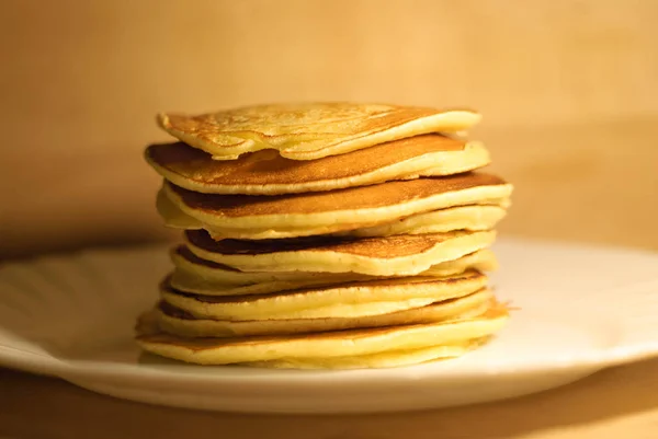 Deliciosos Panqueques Sobre Plato Blanco Fondo Madera —  Fotos de Stock