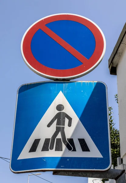 Ein Fußgängerüberweg Schild — Stockfoto