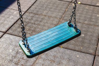 Bir oyun alanı üzerinde salıncak