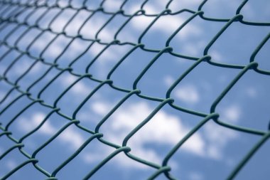 mavi gökyüzü karşı bir tel çit