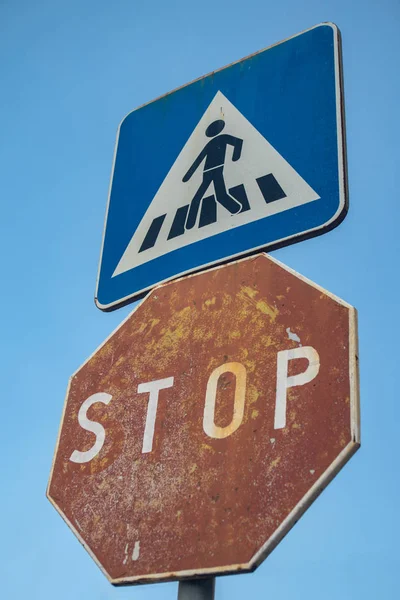 Znak Stop Tle Niebieskiego Nieba — Zdjęcie stockowe