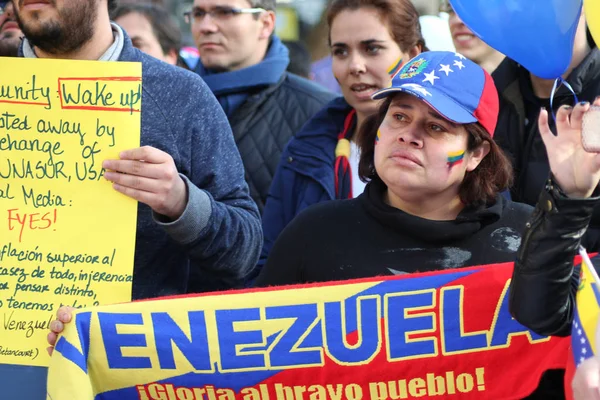 Lılar Portekiz protesto karşı Venezüella Devlet Başkanı Nicols Maduro Porto, Portekiz üzerinde 02/22/2014