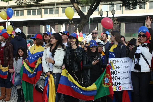 Lılar Portekiz protesto karşı Venezüella Devlet Başkanı Nicols Maduro Porto, Portekiz üzerinde 02/22/2014