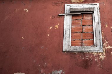 Pencere tuğla kapalı eski bir kırmızı ev