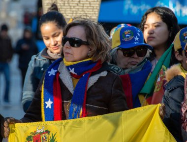 Nicolas Maduro karşı ve Juan Guaido lehine lılar Portekiz protesto 