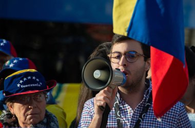 Nicolas Maduro karşı ve Juan Guaido lehine lılar Portekiz protesto 