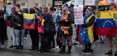 Nicolas Maduro karşı ve Juan Guaido lehine lılar Portekiz protesto 