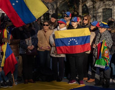 Nicolas Maduro karşı ve Juan Guaido lehine lılar Portekiz protesto 