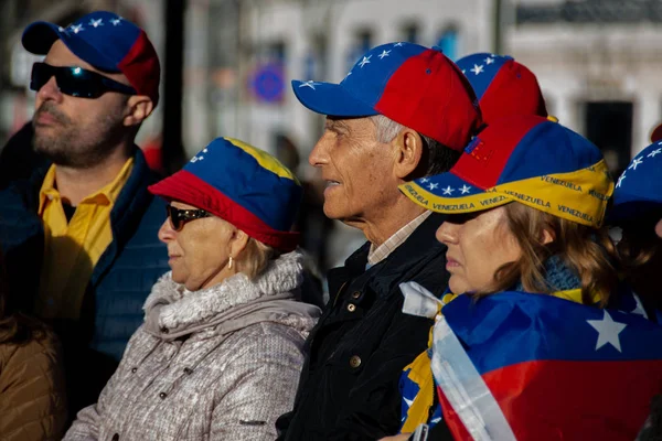 Nicolas Maduro karşı ve Juan Guaido lehine lılar Portekiz protesto 