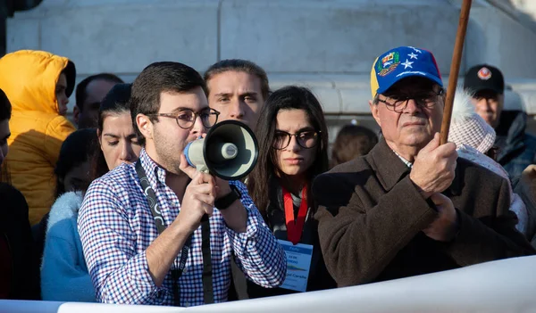 Nicolas Maduro karşı ve Juan Guaido lehine lılar Portekiz protesto 