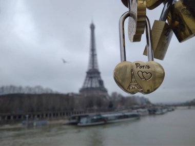Paris eiffel sevgiyle gösterilen kalp dolaplara arka planda kule