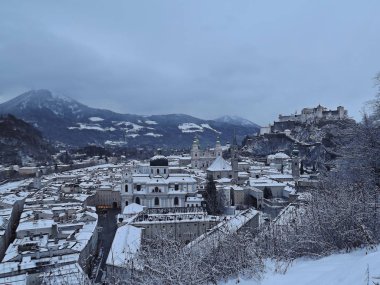 Salzburg, Avusturya üzerine gece görünümünde kış
