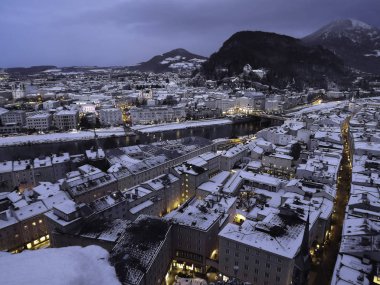 Salzburg, Avusturya üzerine gece görünümünde kış