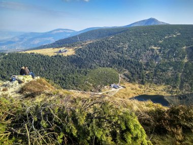 Maly have göl ve Sniezka tepe çift zevk ile Polonya Karkonosze dağlarda güzel dağ manzarası