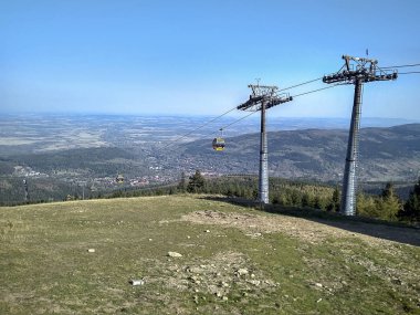 Cable car yakınındaki Swieradow Zdroj Karkonosze Milli Parkı yakınındaki Lehçe Dağları