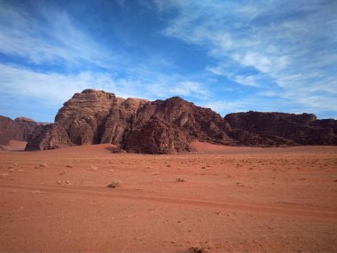 Wadi Rum çöl ile dağlar görünümü