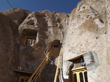 İran'ın Kandovan köyü. Dağlarda taş köy