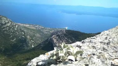 Vidova gora' dan Brac adasındaki Zlatni fare plajına bak, Hırvat adalarının en yüksek zirvesi