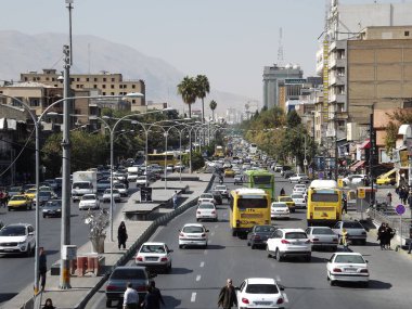 Şiraz, İran şehir merkezinde yoğun yol