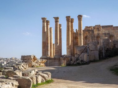 Jerash 'taki antik Roma harabeleri arasında antik tiyatro, Artemis tapınağı ve Ürdün' ün doğusundaki Pompei olarak bilinen diğer Roma kalıntıları da var.