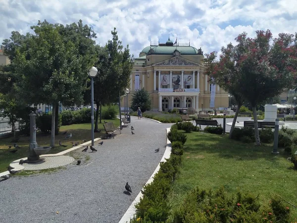 Εθνικό Θέατρο Rijeka Hnk Ivana Zajca Και Ιστορικό Πάρκο Μπροστά — Φωτογραφία Αρχείου