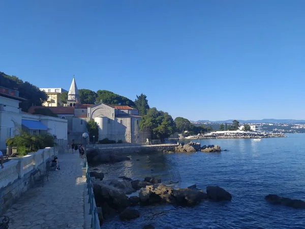 奥帕蒂亚海滨长廊和海滨 受欢迎的克罗地亚夏季旅游胜地 — 图库照片