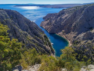 Hırvatistan 'ın Zavratnica körfezi, Velebit doğa parkının bir kısmı Adriyatik' teki en güzel doğal koylardan biri.