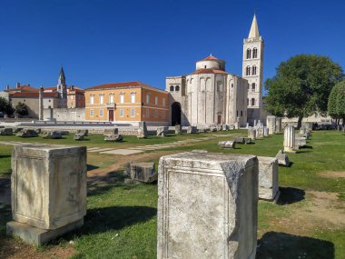 Hırvatistan 'ın Zadar kentindeki St. Donat katedrali önünde düzenlenen Roma forumunun eski kalıntıları.