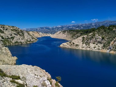 Dalmaçya 'daki Novigradsko ile Maslenica kenti yakınlarındaki Velebit kanalı arasındaki dar geçit