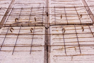 İnşaat detayları: İskelenin prekast beton plakası, üst önce