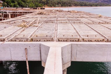 Beton kirişleri ve yapım aşamasındaki prekast levhaları betonlaşma