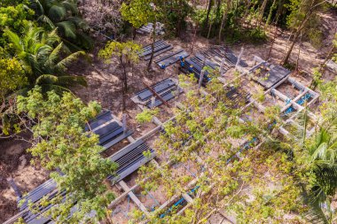 Mevcut ağaçlar arasında bir otel şantiyesinin en iyi görünümü