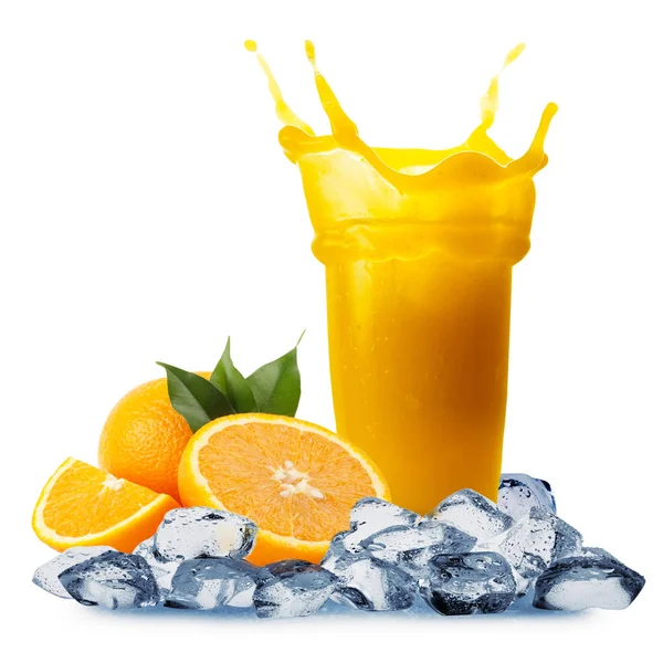 Splash em um copo de suco de laranja no gelo — Fotografia de Stock