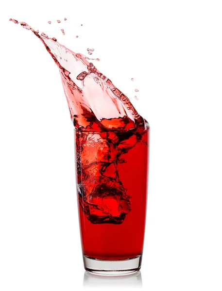 Всплеск вишневого сока в стакане — стоковое фото