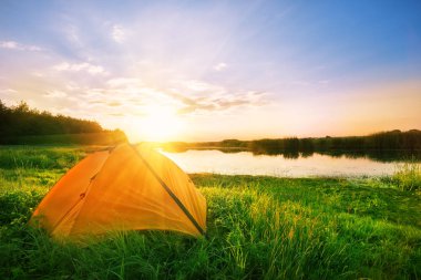 Nehir kıyısında turuncu çadır