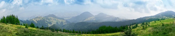 Vista dalla pianura alle cime delle montagne — Foto Stock