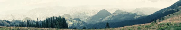 Vista da planície para as montanhas — Fotografia de Stock