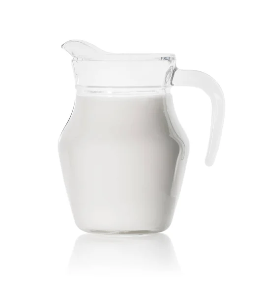 Skleněná karafa s čerstvým mlékem — Stock fotografie