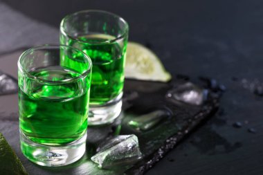 İki bardak pelin kireç ve buz ile
