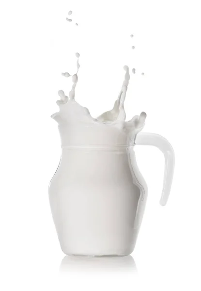 Plons in glazen pot gevuld met melk — Stockfoto
