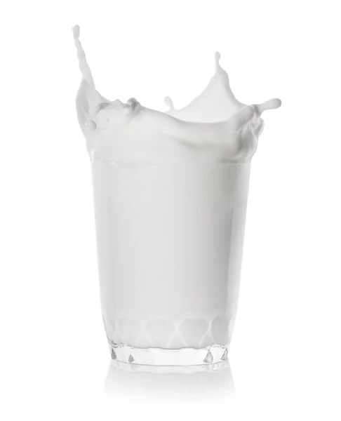 Plons in een laag glas melk — Stockfoto