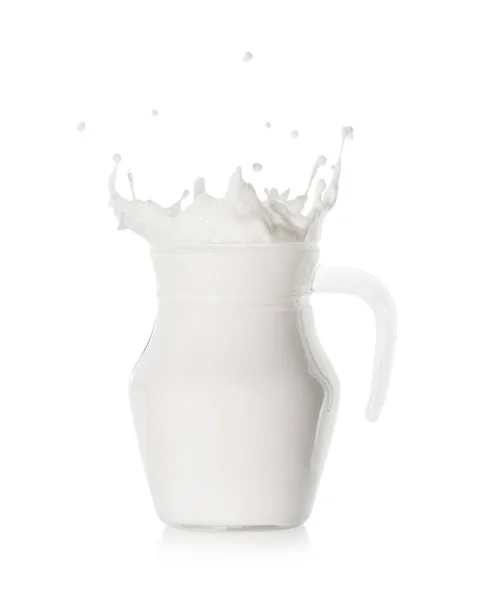 Splash Van Witte Melk Glazen Karaf Geïsoleerd Witte Achtergrond — Stockfoto