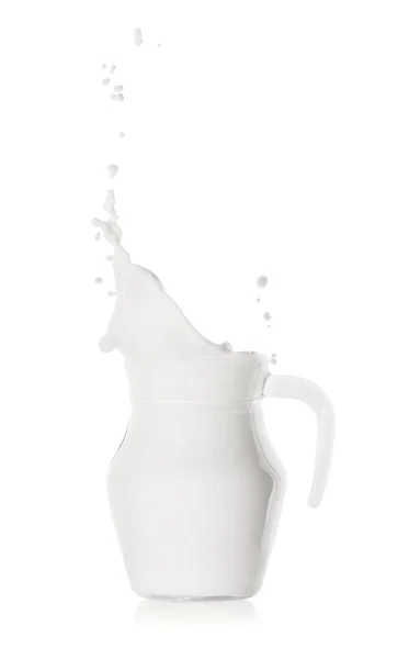 ハンドル付きのガラスの水差しで牛乳のスプラッシュ — ストック写真