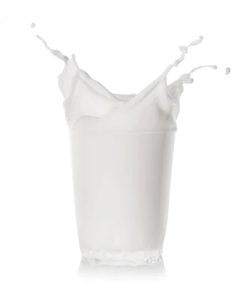 Splash dans un verre transparent de lait — Photo